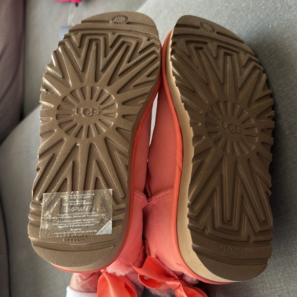 Girls suede Ugg boots with bows - Picture 3 of 4